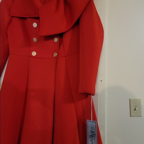 Red coat - Picture 3 of 3